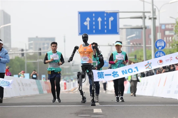 賭馬：人形机器人半马前三出炉：天工Ultra、松延动力N2、行者二号
