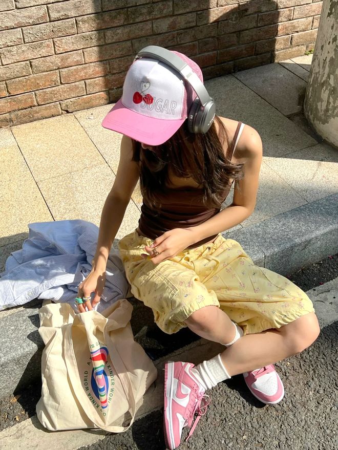 賭馬：今年夏天流行的“多巴胺运动鞋”太时髦了，谁穿谁好看！