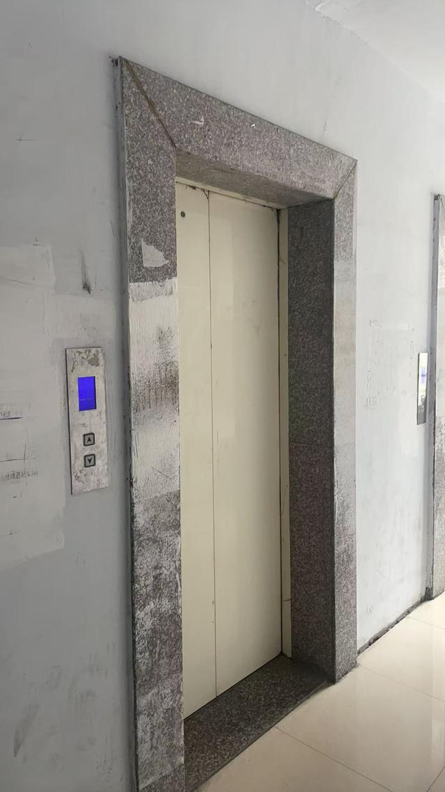 角子機：电梯不下反上一家五口被困闷热轿厢半小时，业主疑惑：事发前一天刚维保过