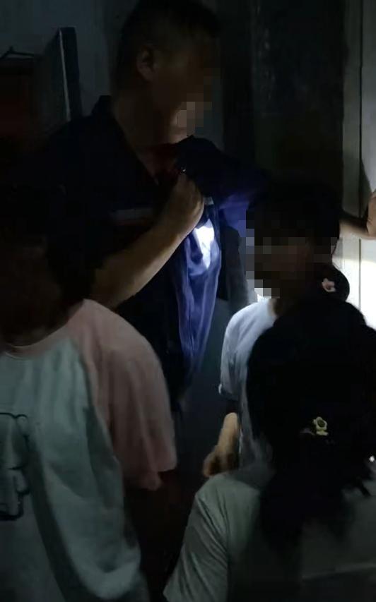 角子機：电梯不下反上一家五口被困闷热轿厢半小时，业主疑惑：事发前一天刚维保过